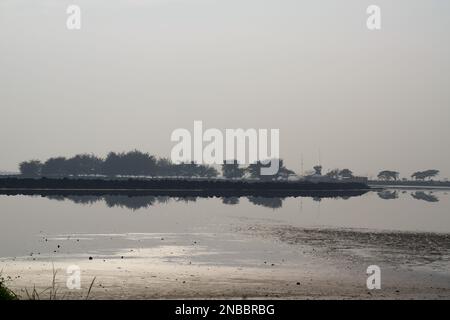 Panorama del fango Sidoarjo o Lapindo è un evento di eruzione di fango caldo, Sidoarjo a Giava Est, Indonesia, che è in eruzione dal maggio 2006. Foto Stock