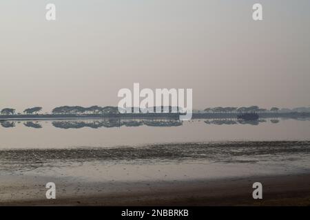 Panorama del fango Sidoarjo o Lapindo è un evento di eruzione di fango caldo, Sidoarjo a Giava Est, Indonesia, che è in eruzione dal maggio 2006. Foto Stock