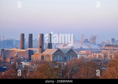 Londra, Regno Unito. 13th febbraio, 2023. Una vista della 02 Arena nel sud-est di Londra da Greenwich Park. Al Greenwich Park sono state osservate condizioni di vago durante il tramonto e il tramonto, poiché i venti meridionali dovrebbero portare depositi di polvere sahariana nel Regno Unito, che raggiungeranno il picco massimo tra martedì e mercoledì. La polvere minerale nell'atmosfera può trasformare il cielo in una tonalità arancione, causando 'pioggia di sangue' e spettacolari albe e tramonti. Credit: Undicesima ora di Fotografia/Alamy Live News Foto Stock