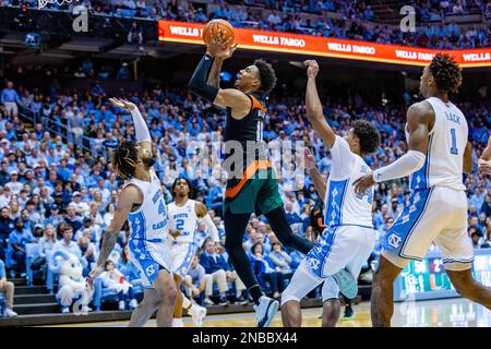 13 febbraio 2023: Miami (Fl) Hurricanes guardia Jordan Miller (11) spara contro North Carolina Tar Heels guardia R.J. Davis (4) durante la seconda metà del matchup di basket ACC al Dean Smith Center di Chapel Hill, North Carolina. (Scott Kinser/CSM) Foto Stock