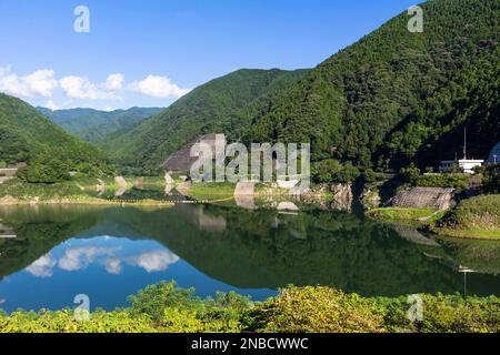 Diga di riempimento di roccia 'Arima', multiposa, lago Naguri (Nagriko), montagne di Okumusashi, città di Hannou, Provincia di Saitama, Giappone, Asia orientale, Asia Foto Stock