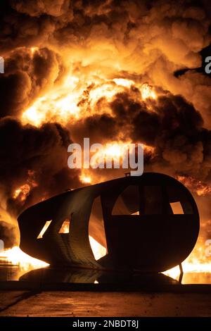 Un incendio simulato del combustibile del velivolo infuria intorno ad un guscio del velivolo durante un'esercitazione sulla stazione aerea del corpo marino Miramar, 3 febbraio 2023. I Marines di salvataggio e antincendio degli aeromobili conducono questi esercizi per mantenere uno stato di preparazione in caso di emergenza. (STATI UNITI Corpo marino foto di Lance CPL. Jackson Rush) Foto Stock