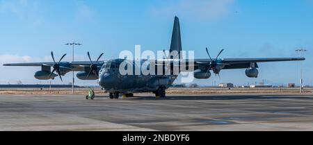 Un MC-130J della Special Operations Wing 58th attende di essere sghiacciato prima di prendere il volo alla base dell'aeronautica di Kirtland, il 8 febbraio 2023. L'aeromobile può operare da strisce di sporco, rifornire di velivoli dotati di sonda ed è il trasporto principale per la caduta dell'aria e la consegna di personale e attrezzature per operazioni speciali in aree ostili in tutto il mondo. (STATI UNITI Foto Air Force di A1C Ruben Garibay) Foto Stock