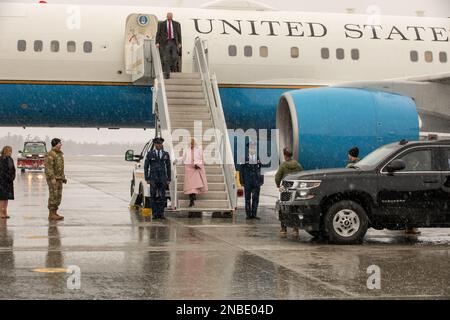 First Lady of the United States Dr. Jill Biden e Vice Segretario della Difesa Dr. Kathleen Hicks visita Fort Drum, NY, 30 gennaio 2023. La visita del Dr. Biden era finalizzata a rendere la vita post migliore per i soldati e le loro famiglie. (STATI UNITI Foto dell'esercito di SPC. Kasimir Jackson) Foto Stock