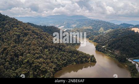 Valle montana in contrasti luce mattutina vicino al lago d'acqua nelle Cameron Highlands. Foto Stock