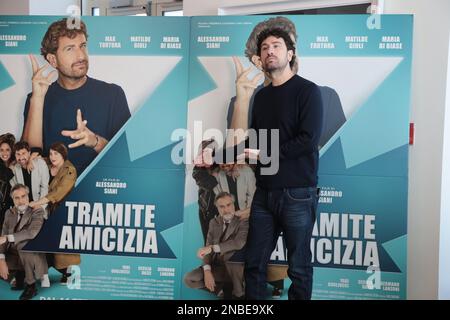 13 febbraio 2023, Napoli, Italia: Photocall e conferenza stampa del nuovo film di Alessandro Siani tramite amicizia (attraverso amicizia) hanno partecipato ad una parte del cast composto da Matilde Gioli, Alessandro Siani e Max Tortora. La conferenza si è tenuta all'Hotel Vesuvio di Napoli. (Credit Image: © Arianna di Micco/Pacific Press via ZUMA Press Wire) SOLO PER USO EDITORIALE! Non per USO commerciale! Foto Stock