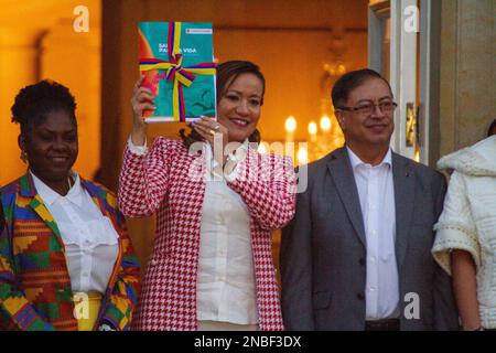 Bogota, Colombia il 13 febbraio 2023. (Da sinistra a destra) il vice presidente della Colombia Francia Marquez, il ministro della Sanità della Colombia Carolina Corcho e il presidente colombiano Gustavo Petro si posero per una foto durante un evento che presentava un disegno di legge per riformare il sistema sanitario della Colombia, in un atto pubblico al Palazzo Presidenziale di Nariño a Bogotà, Colombia, il 13 febbraio 2023. Foto di: Chepa Beltran/Long Visual Press Foto Stock