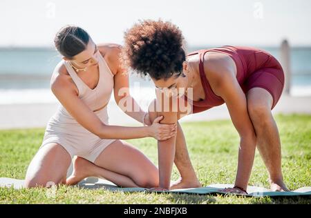Yoga, personal trainer o donne sostegno, aiutare e imparare equilibrio, formazione e esercizio in spiaggia o parco. Mentore con donna nera o cliente dentro Foto Stock