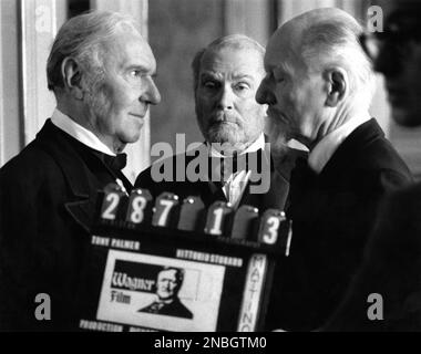 RALPH RICHARDSON LAURENCE OLIVIER e JOHN GIELGUD su set candid foto di DANIEL MEADOWS durante le riprese della mini serie TV WAGNER 1983 regista TONY PALMER scrittore Charles Wood costume design Shirley Russell UK-Austria-Ungheria co-produzione Hungaro Film / London Trust / Magyar Televizio Muvelodesi Foszerkesztoseg (MTV) / Wagner Foto Stock