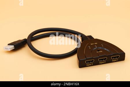 Interruttore HDMI compatto isolato su sfondo giallo Foto Stock