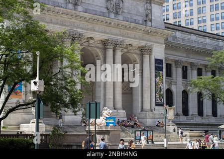La sede principale della New York Public Library (NYPL) a Midtown Manhattan, New York City, visto lunedì 4 luglio 2022. Foto Stock
