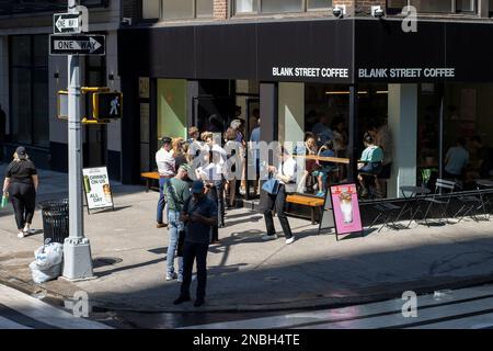 Una lunga fila è vista fuori dal bar Blank Street sulla Fifth Avenue a Midtown Manhattan, New York City, martedì 5 luglio 2022. Foto Stock