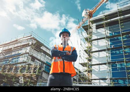 Sono orgogliosa del lavoro che svolgo. Ritratto di un giovane uomo sicuro che lavora in cantiere. Foto Stock
