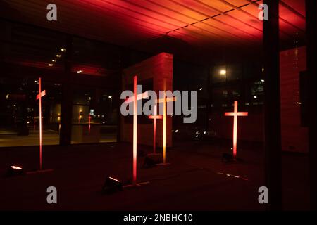 Installazione di croci illuminate in rosso. Halloween Foto Stock