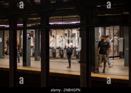 I passeggeri attendono il treno sul binario della 86th Street e della stazione della metropolitana di Lexington a New York City venerdì 8 luglio 2022. Foto Stock