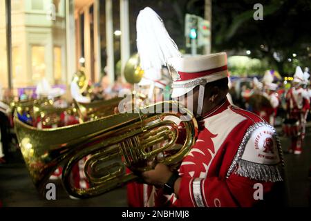 New Orleans, Stati Uniti. 10th Feb, 2023. Un uomo suona durante il Mardi Gras Krewe di Oshun a New Orleans, Louisiana, Stati Uniti, il 10 febbraio 2023. Tre sfilate del Mardi Gras sono partite dalla celebrazione a New Orleans il 10 febbraio. Credit: LAN Wei/Xinhua/Alamy Live News Foto Stock