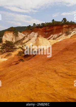 Rocce collina di ocra naturale in rustrel Roussillon nel Luberon Provenza Francia Foto Stock