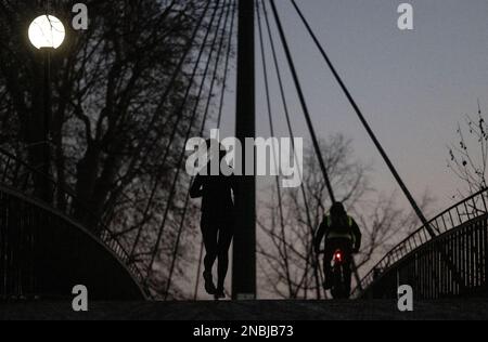 Stoccarda, Germania. 14th Feb, 2023. Una donna scherza attraverso un ponte pedonale del centro della mattina presto. Credit: Marijan Murat/dpa/Alamy Live News Foto Stock