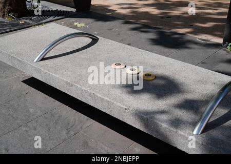 Panca di divieto di sedersi in un design ostile architettura difensiva linea bar impedisce ai senzatetto seduta nella città francese di Antibes Foto Stock