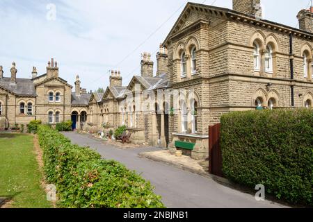 Almshouses in stile italiano a Saltaire, Bradford, Regno Unito, costruito nel 1868 da Titus Salt Foto Stock