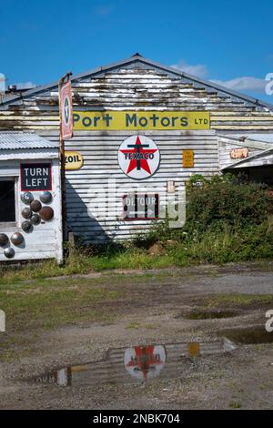 Vecchio distributore di benzina, 'Port Motors', Ormondville, Tararua District, North Island, Nuova Zelanda Foto Stock