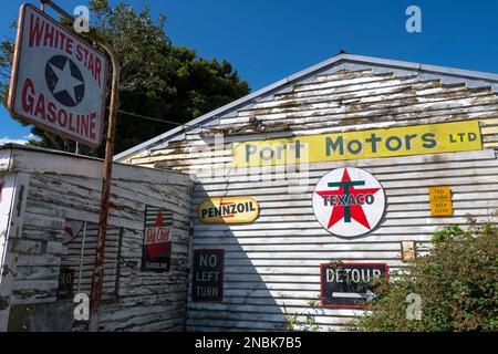 Vecchio distributore di benzina, 'Port Motors', Ormondville, Tararua District, North Island, Nuova Zelanda Foto Stock