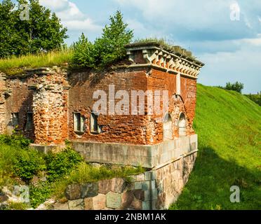 Frammento di una vecchia fortezza russa del 19th ° secolo in Daugavpils fatto di mattoni e massi Foto Stock
