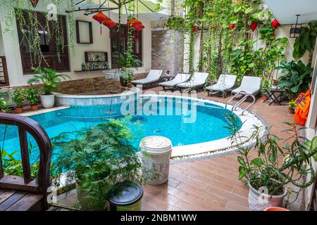 Il bar della piscina dell'hotel a Long Life Riverside, Hoi An, Vietnam Foto Stock