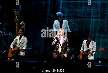 Hollywood, Stati Uniti. 13th Feb, 2023. Rod Stewart si esibisce sul palco all'Hard Rock Live presso il Seminole Hotel and Casino Hollywood, a Hollywood, Florida, lunedì 13 febbraio 2023. Foto di Gary i Rothstein/UPI Credit: UPI/Alamy Live News Foto Stock