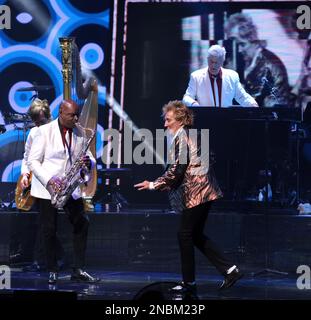 Hollywood, Stati Uniti. 13th Feb, 2023. Rod Stewart si esibisce sul palco all'Hard Rock Live presso il Seminole Hotel and Casino Hollywood, a Hollywood, Florida, lunedì 13 febbraio 2023. Foto di Gary i Rothstein/UPI Credit: UPI/Alamy Live News Foto Stock