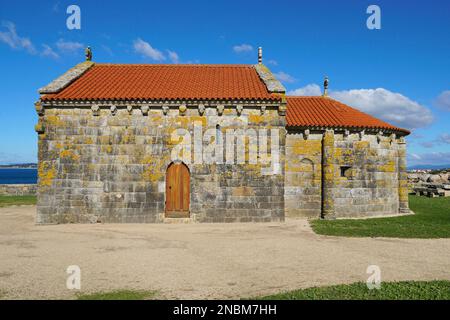 Antico eremo di pietra nostra Signora di la Lanzada, Sanxenxo, Rias Baixas, Galizia, Spagna Foto Stock