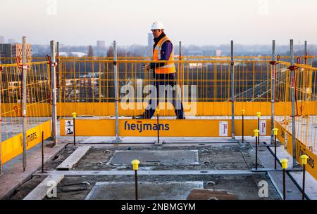 VLAARDINGEN - lavoratori edili al lavoro nel nuovo progetto di costruzione Park Vijfsluizen da Heijmans impresa di costruzione. ANP JEFFREY GROENEWEG olanda fuori - belgio fuori Foto Stock