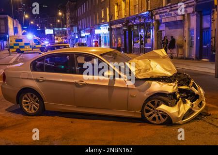 Inghilterra, Londra, ha distrutto l'automobile dopo l'incidente in strada alla notte Foto Stock