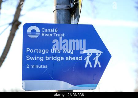 Cartello Swing Bridge Ahead. È richiesto il servizio di facchinaggio per canoe e kayak Foto Stock