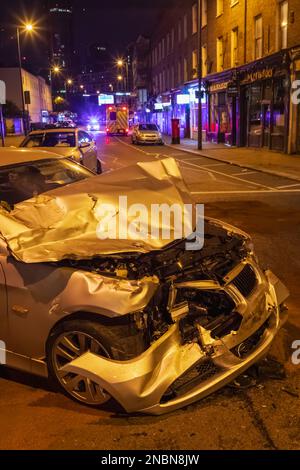 Inghilterra, Londra, ha distrutto l'automobile dopo l'incidente in strada alla notte Foto Stock