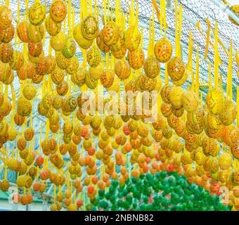 Sfondo di Pasqua. Decorato con colorate uova verdi e gialle. Il Pysanka è un uovo dipinto. Concetto di vacanza primaverile. Diversi set. Giorno di Pasqua all'aperto Foto Stock