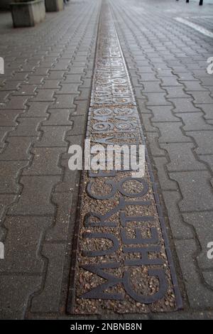 I delimitatori del Ghetto di Varsavia - targhe commemorative e linee di confine - che segnano il perimetro massimo dell'ex ghetto Varsavia, Polonia Foto Stock