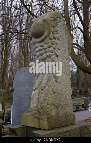 La tomba progettata da Abraham Ostrzega nel cimitero ebraico di Varsavia è uno dei più grandi cimiteri ebraici in Europa Okopowa Street Varsavia Polonia Foto Stock