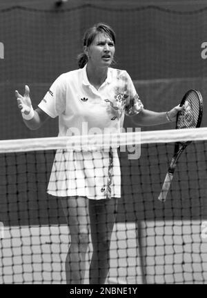 Australian Open Tennis Championships 1991 Steffi Graf sostiene una chiamata di linea Photo by Tony Henshaw Archive Foto Stock