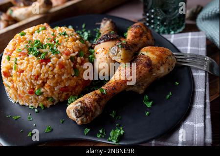 Bastoncini di pollo con riso serbo djuvec su un piatto Foto Stock