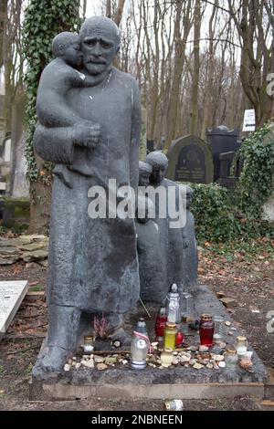 Un monumento - Cenotaph - dedicato a Janusz Korczak che rimase con gli orfani inviati al Ghetto, cimitero ebraico di Varsavia in via Okopowa, Polonia Foto Stock