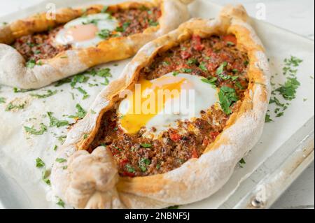 Pide turco con carne macinata e uova Foto Stock