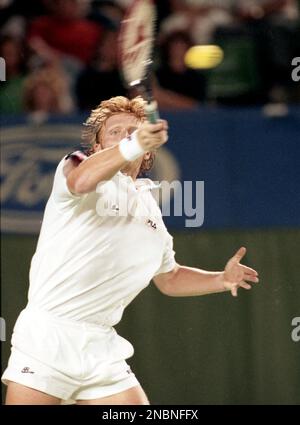 Australian Open Tennis Championships 1991 Boris Becker tenere d'occhio la palla Foto di Tony Henshaw Archive Foto Stock