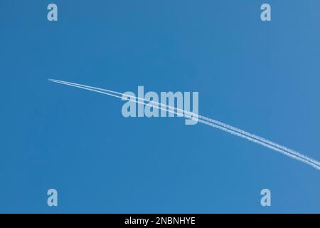 Inghilterra, Londra, Aeroplane e Vapour Trails contro Clear Blue Sky Foto Stock