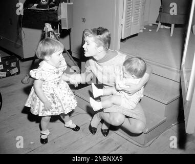 CARRIE FISHER e DEBBIE REYNOLDS in SAY ONE FOR ME (1959), diretto da FRANK TASHLIN. Credit: 20th CENTURY FOX / Album Foto Stock