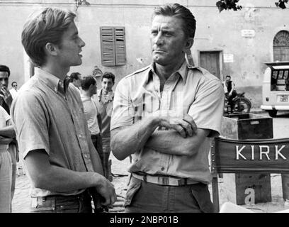 KIRK DOUGLAS e MICHAEL DOUGLAS hanno GETTATO Un'OMBRA GIGANTE (1966), diretto DA MELVILLE SHAVELSON. Credit: UNITED ARTISTS / Album Foto Stock