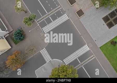 Vista aerea dei bianchi incroci pedonali sulla strada cittadina Foto Stock