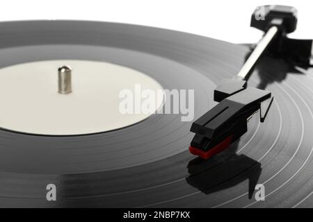 Primo piano del disco in vinile sul giradischi su sfondo bianco Foto Stock