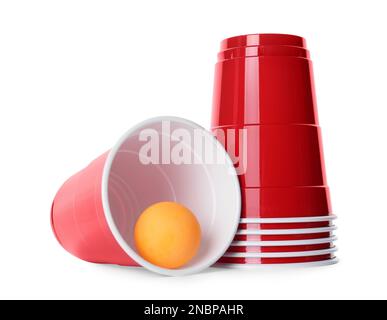 Coppe e palline di plastica rossa per il beer pong su sfondo bianco Foto Stock