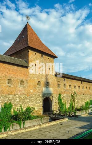 Lviv, Ucraina. Agosto 31. 2014. Antica fortezza con mura in pietra con feritoie e porte ad arco. Torre di sicurezza all'ingresso Foto Stock